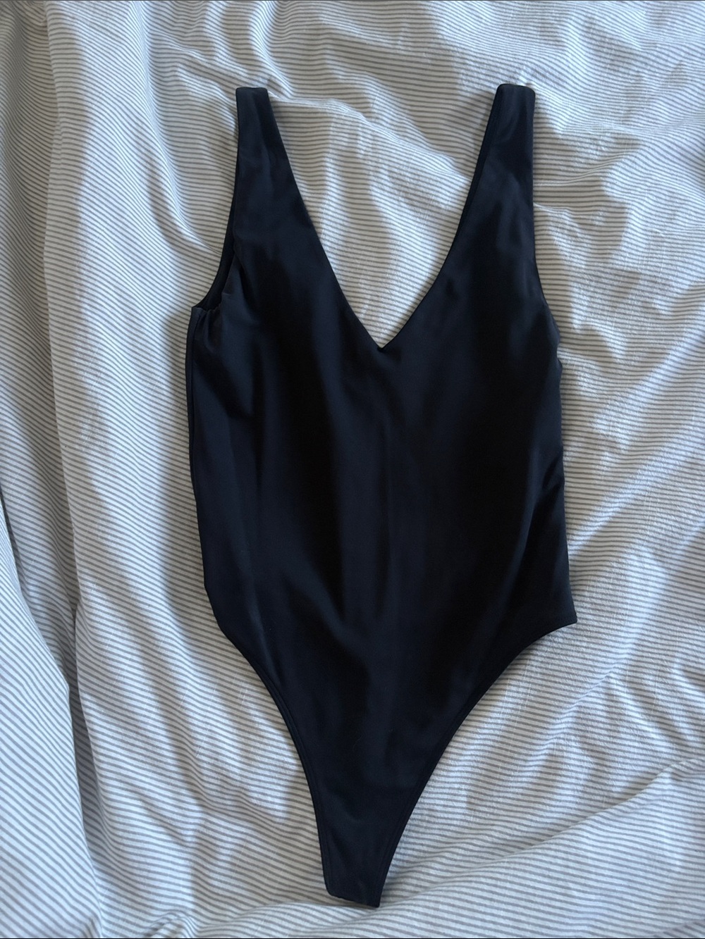 Aritzia Babaton Contour V-neck bodysuit